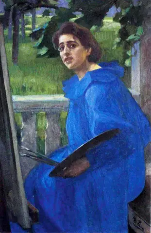 Hanna Pauli in un vestito blu