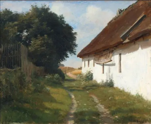 Ein weißgetünchtes Bauernhaus