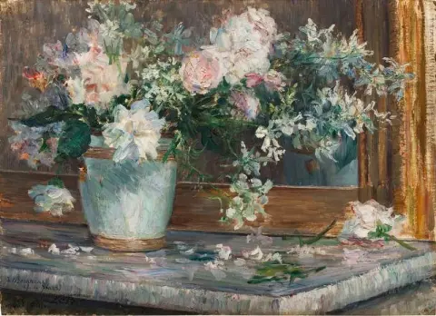 暖炉の炉棚の上に置かれた花瓶のアイリス、バラ、ジャスミンの花束 1901