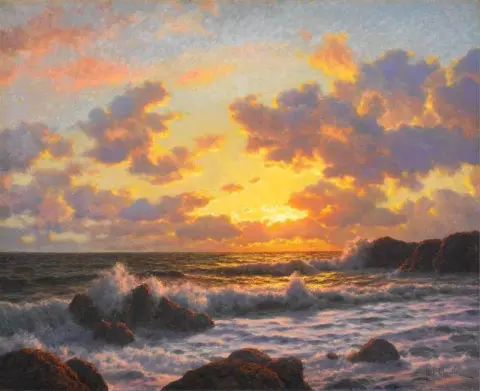 砕ける波に沈む夕日