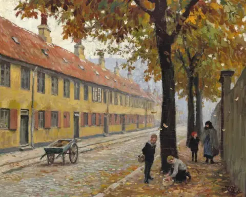 Autunno A Nyboder A Copenaghen Con La Caduta Delle Foglie. Due ragazzi raccolgono le castagne
