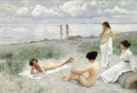 Bellezze al bagno sulla spiaggia