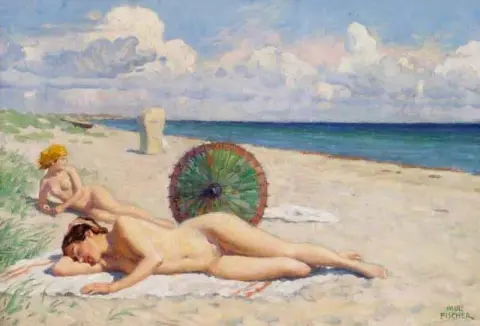 Ragazze che fanno il bagno sulla spiaggia di Hornbaek