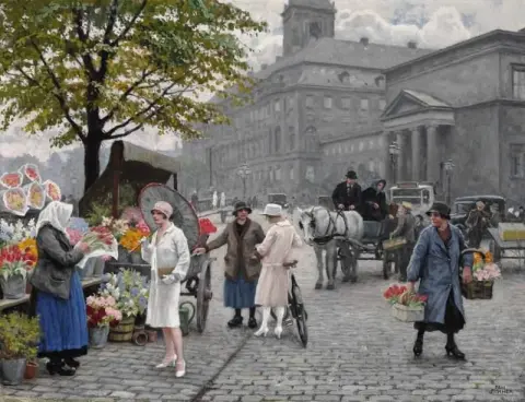 Giornata intensa al mercato dei fiori di H Jbro Plads a Copenaghen. Una giovane donna elegante con un parasole giapponese che compra dei tulipani 1929
