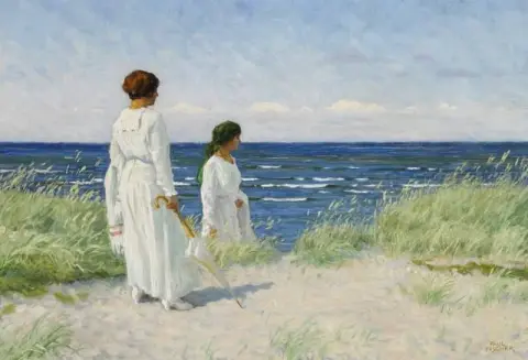 Zwei junge Mädchen in hellen Sommerkleidern am Strand von Hornb K