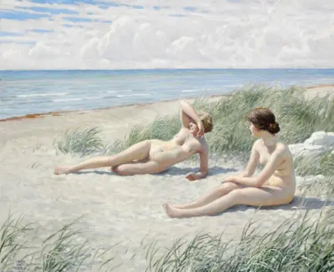 Zwei junge Frauen liegen am Strand von Hornb K und genießen die Sonne, 1916