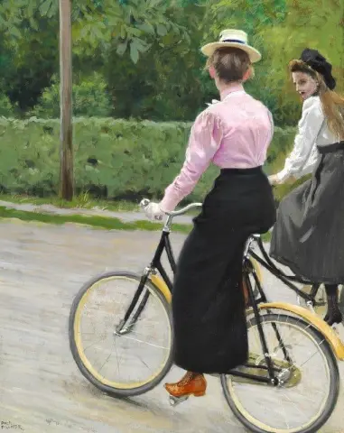 Zwei junge Frauen machen an einem Sommertag eine Fahrradtour