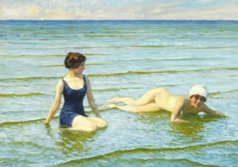 Zwei junge Frauen beim Meeresbaden