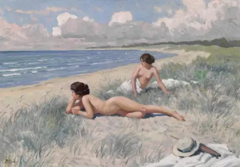 Zwei junge Frauen sonnen sich am Strand von Hornb K
