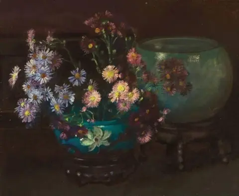 鲜花和蓝色花瓶