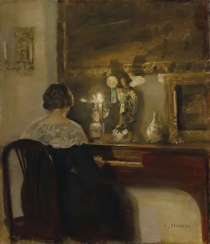 En dam som spelar piano