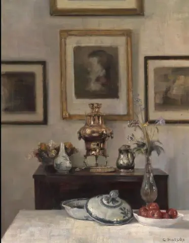 Interno Della Sala Da Pranzo Con Una Ciotola Di Porcellana Cinese Di Esportazione E Pomodori Su Un Piatto Sul Tavolo