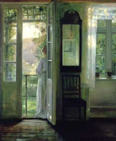 Ragazza In Piedi Su Un Balcone