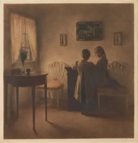 Δύο μικρά κορίτσια παίζουν 1911