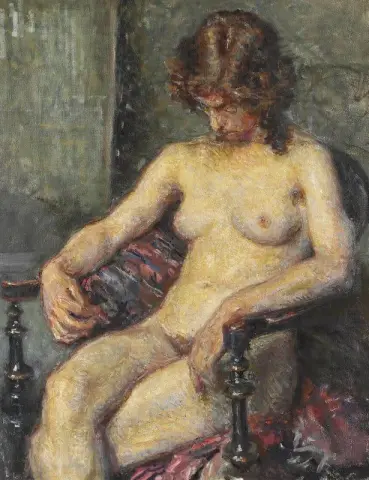 坐在椅子上的裸体女模特