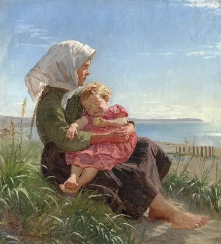 En liten barfota flicka sitter vid Hornb K Beach. Huvudet helt i profil från höger sida flätan ner på ryggen. Hon har en sovande lillasyster i knäet. solsken