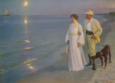 在海滩的夏天晚上在Skagen。画家和他的妻子
