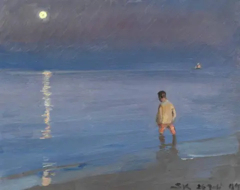夏天的夜晚，月光在海上。前景中划船的男孩 1904