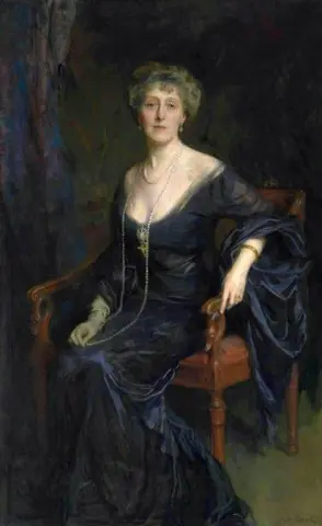 玛丽·弗朗西斯·邓达斯 (Mary Frances Dundas) 的肖像，马奇蒙特 (Marchmont) 和巴德罗查特 (Bardrochat) 的罗伯特·芬尼·麦克温 (Robert Finnie Mcewen) 的妻子，四分之三长，1914 年