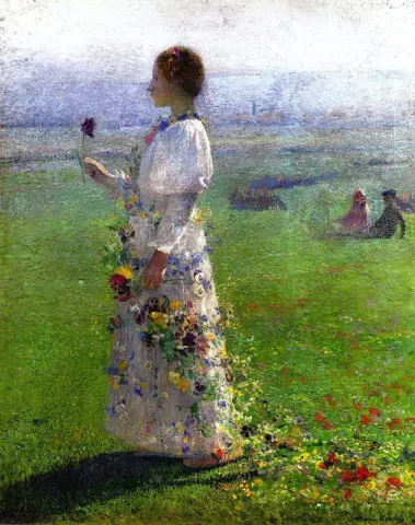 Bella ragazza che cammina attraverso i campi con un fiore in mano