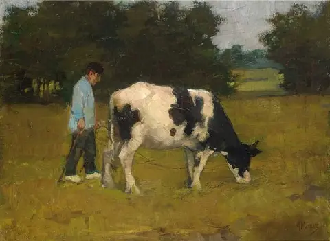 Um fazendeiro com sua vaca no prado