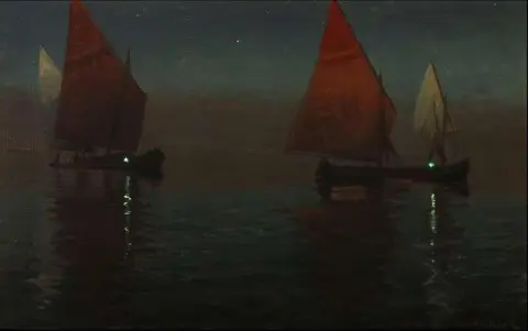 夜景中的船只可能正在捕捞沙丁鱼