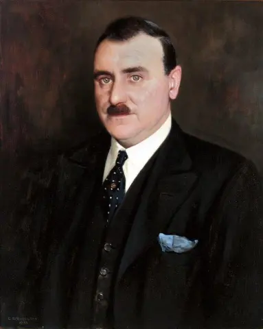 L. G. Creed 先生身着深色西装的肖像 1933