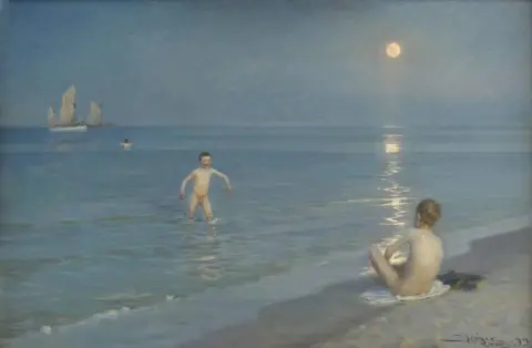男孩在斯卡恩洗澡。夏日的夜晚
