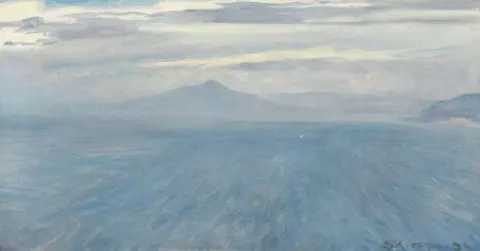 蓝色的大海。背景中的维苏威火山