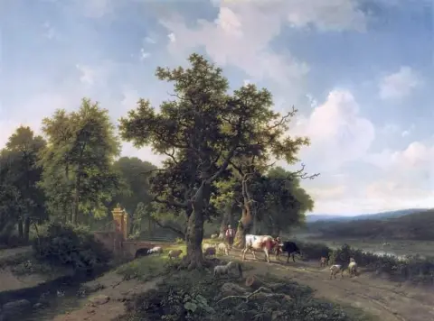 Et panoramisk elvelandskap med storfe nær en bro 1956