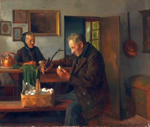 Farminterior com dois idosos inspecionando uma cesta de ovos, 1930