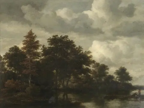 Wald mit Menschen in der Nähe eines Flusses