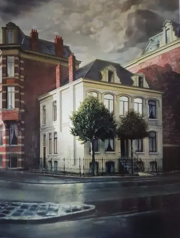 Casa com duas árvores de azevinho