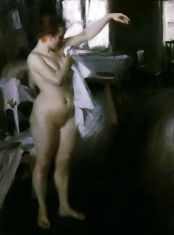裸体女性在灌木丛中擦干自己